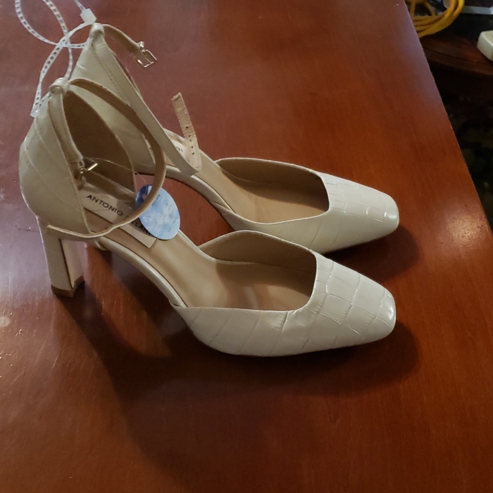 Antonio Melani, white leather shoes, NWOT, size 8